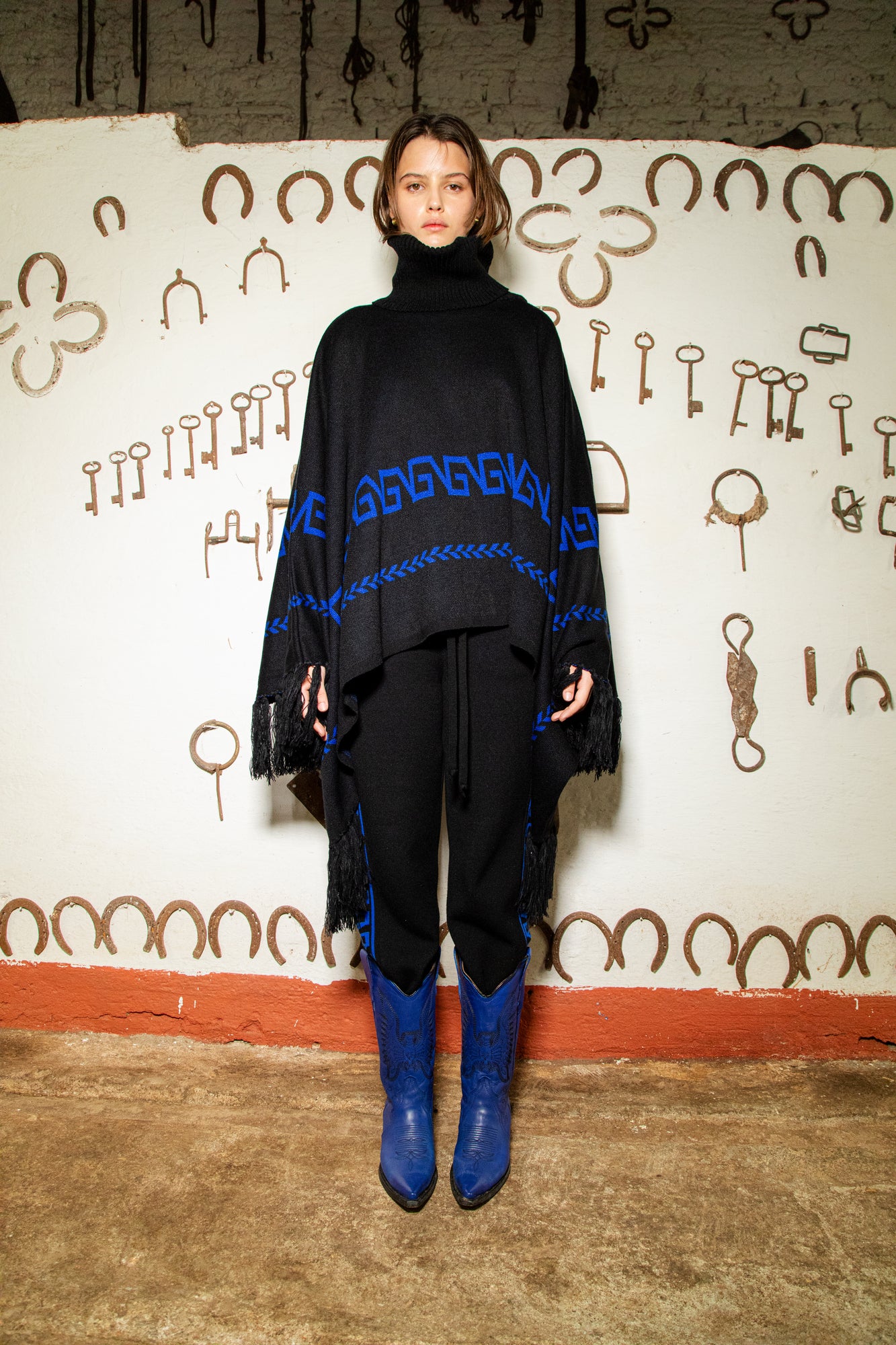 Poncho cerrado Negro y azul