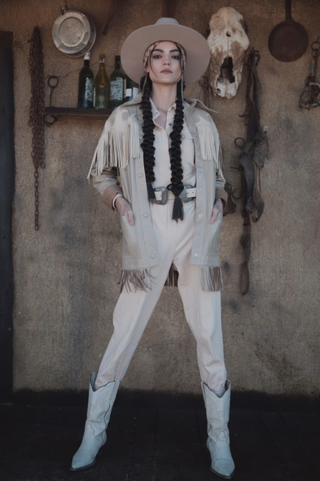 Camisola de piel color crema, detalles en color ostion.