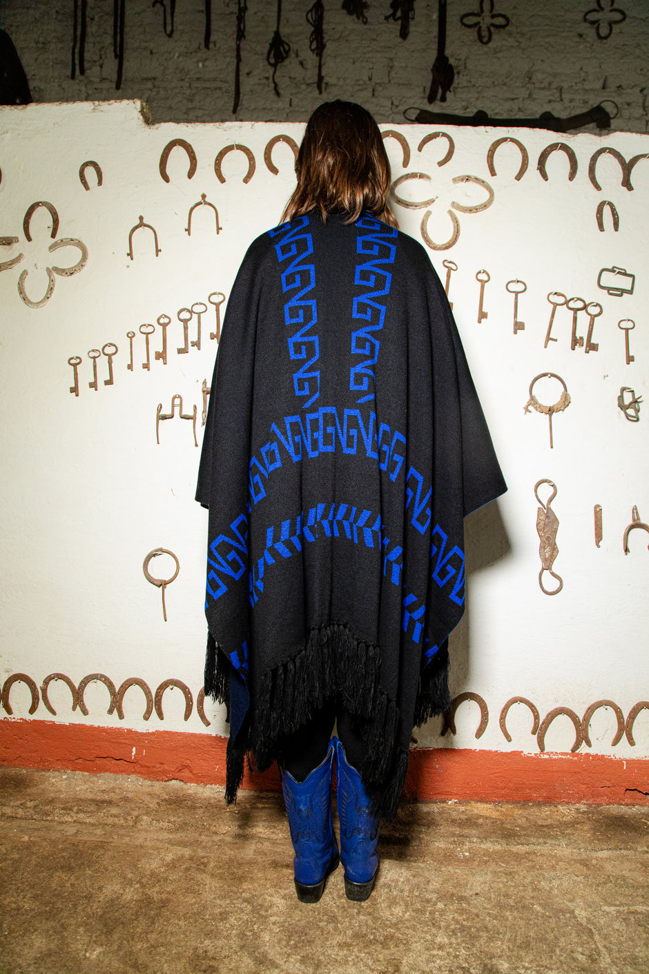 Poncho abierto negro y azul