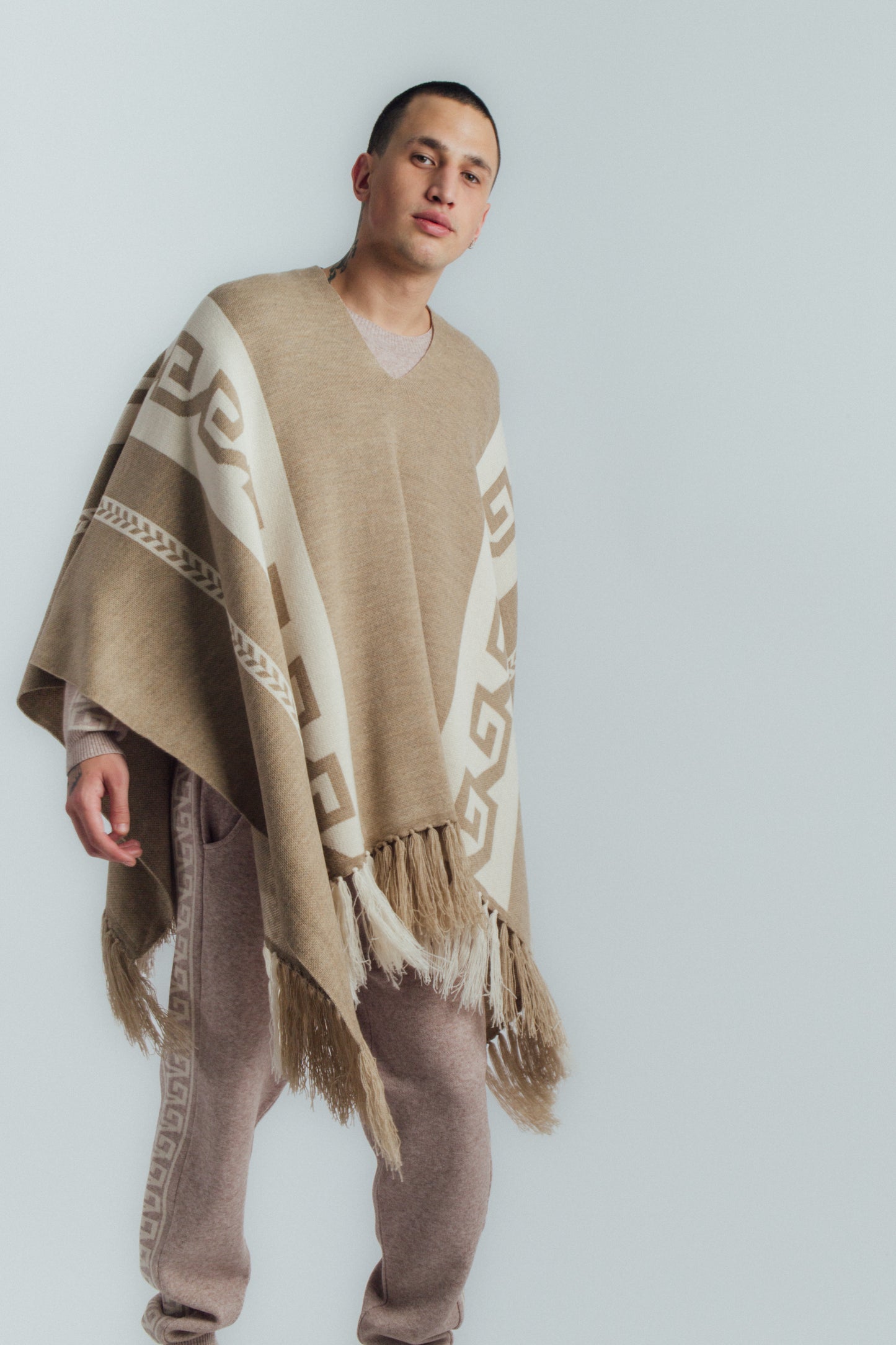 Poncho cerrado escote en V Oatmeal