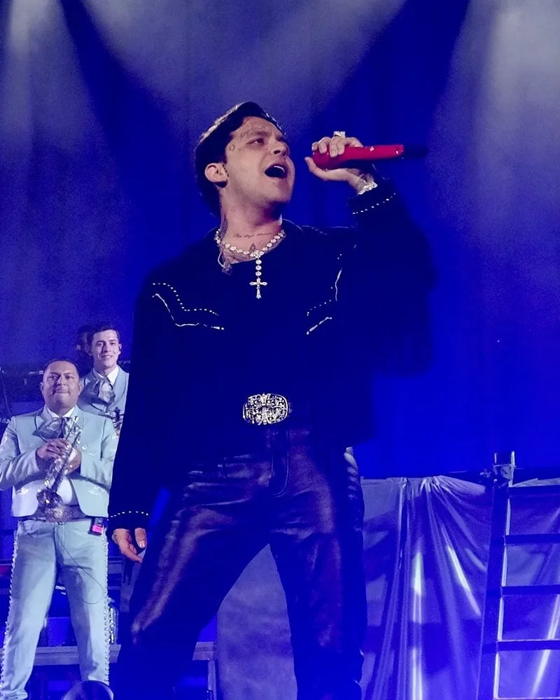 Christian Nodal con piezas de Montserrat Messeguer
