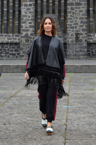 Poncho de Cuero Negro