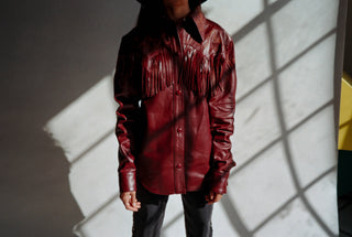 Camisa de flecos en de piel vino con bordados vaqueros