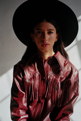 Camisa de flecos en de piel vino con bordados vaqueros